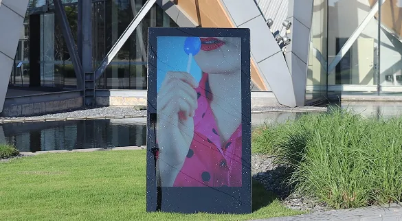 Test: Sunlight Readable & Water Resistant Display Technology